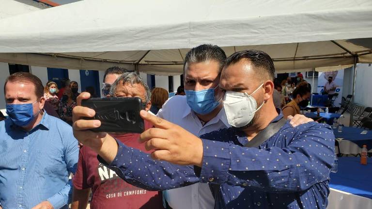 Mario Zamora, candidato a Gobernador por la Alianza Va por Sinaloa, se reúne con panistas en Culiacán.