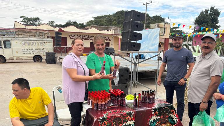 Inspirados en la receta artesanal de la abuela y tras 12 años de tradición en la playa, la familia Virgen Ruiz impulsa un proyecto que ya distribuye hasta mil botellas al mes.