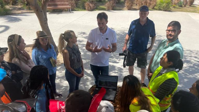 Robert Remnhgorst, titular de Operaciones de Residuos Sólidos y Limpieza de Hamm, capacita a trabajadores de Parques y Jardines del Ayuntamiento de Mazatlán.