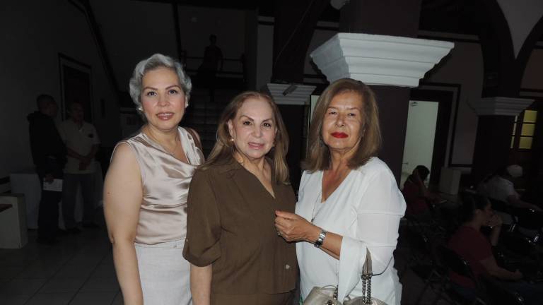 Acompañan a Paulina Salazar en la presentación de su libro