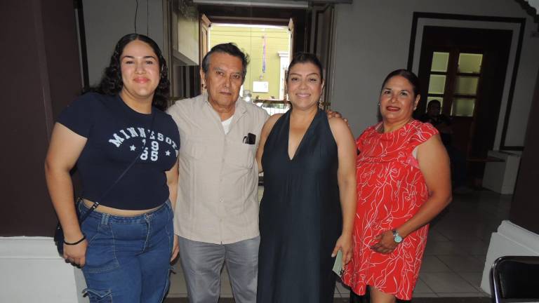 Acompañan a Paulina Salazar en la presentación de su libro