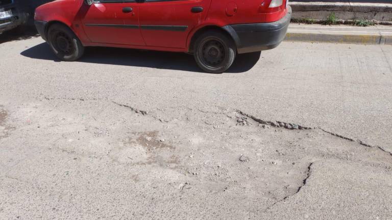 La calle Mario Moreno presenta hundimientos por donde corre el drenaje.