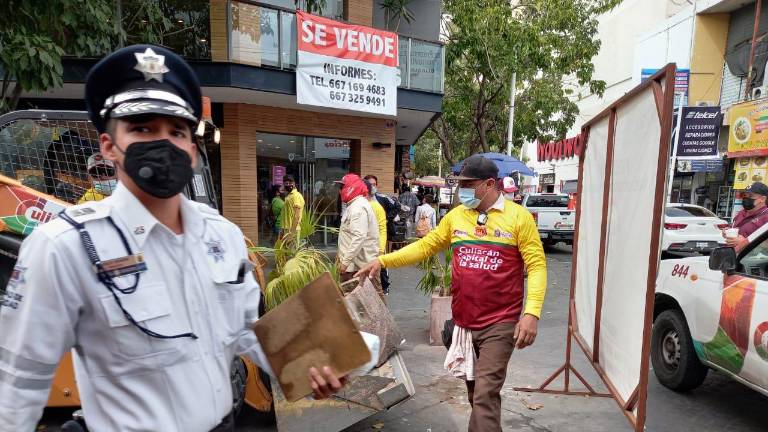 Se remueven los maceteros que impedían la circulación vial de la Calle Ángel Flores, en el Centro de Culiacán.