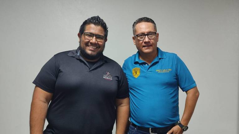 Jesús Ríos, Coordinador de Eventos del Instituto Municipal del Deporte de Mazatlán, y Ernesto Ruelas Dena, representante de la Organización Nacional de Escoltas de Bandera y Bandas de Guerra Perla del Pacífico.