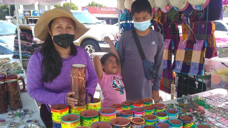 Ofelia Campos oferta sus artesanías en Altata desde hace 12 años.