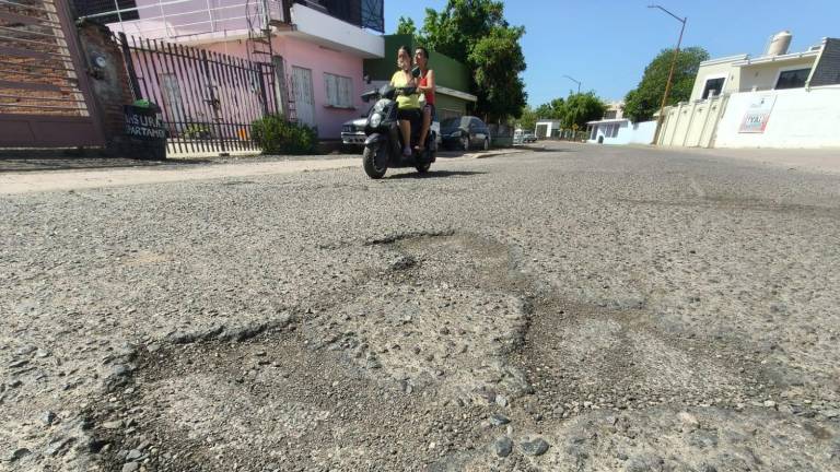 Baches y deterioro en la avenida Rotarismo y la calle José López Portillo afectan la imagen urbana de El Rosario.