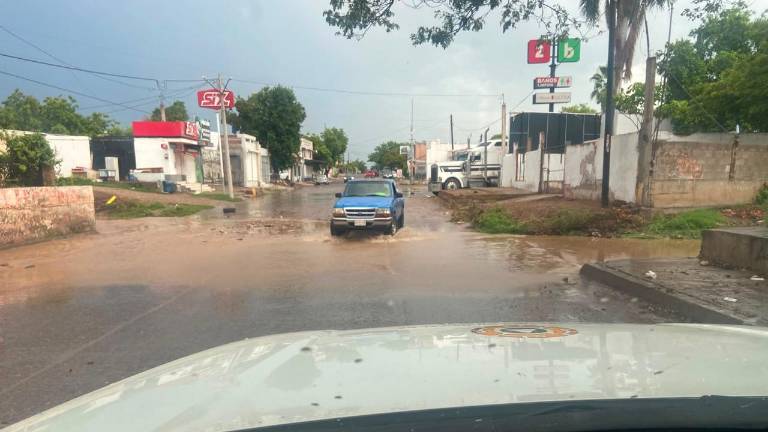 Tras las lluvias registradas este viernes, canales en Culiacán se mantienen al 35 por ciento.