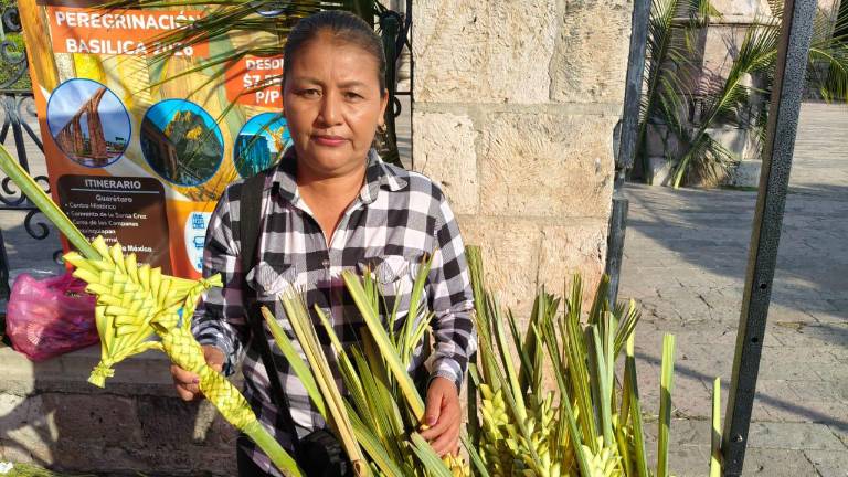 Virginia Vázquez crea ramos artesanales que vende cada Domingo de Ramos, legado familiar que llega a su tercera generación.