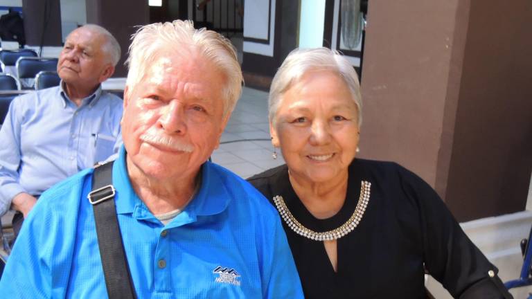 Acompañan a Paulina Salazar en la presentación de su libro