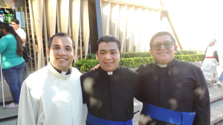 Cantan sinaloenses ‘Las Mañanitas’ a la Virgen de Guadalupe en su día