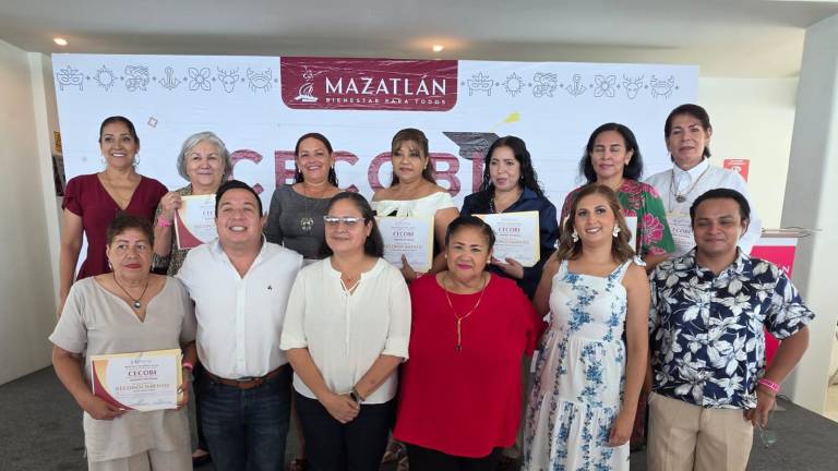 Entrega de reconocimiento a quienes concluyeron cursos y talleres.
