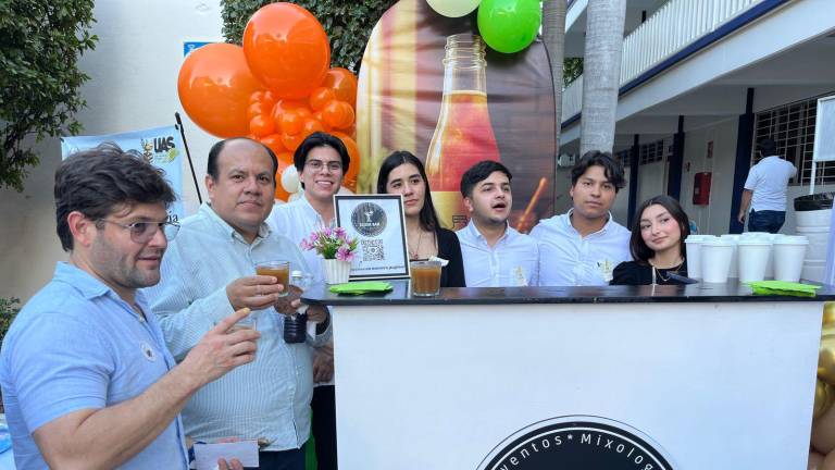 Estudiantes de Enfermería de la UAS participan en feria de emprendimiento.