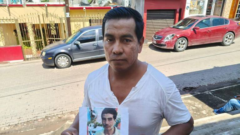 Acompañado de su moto y la foto de Moisés, Lázaro desafía el peligro para exigir respuestas y aliviar el dolor de su madre.