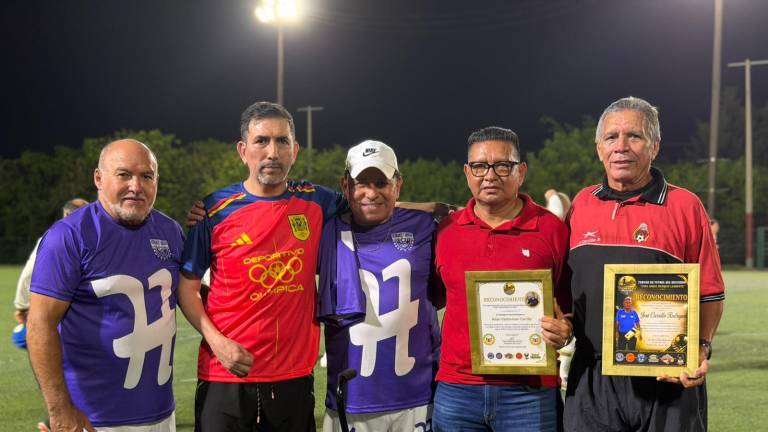 Los homenajeados, en la ceremonia inaugural del Torneo del Recuerdo.