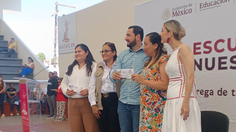 La Secretaría del Bienestar realizó este sábado en Mazatlán la entrega de apoyos económicos del programa “La Escuela es Nuestra”.