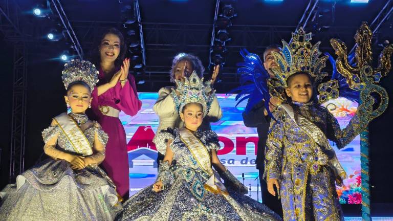 Los nuevos soberanos infantiles fueron coronados en el malecón de Topolobampo durante la primera noche de Carnaval.