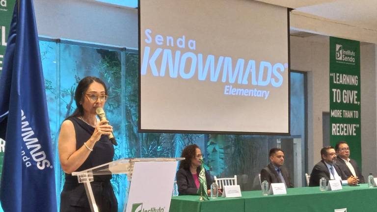 Claudia Yolanda Enríquez, directora del Instituto Senda felicita a la nueva generación de egresados de primaria y secundaria.