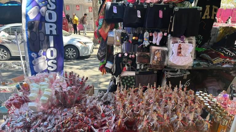 Las ventas de productos alusivos al Día del Amor y la Amistad han estado bajas en el Centro de Culiacán.