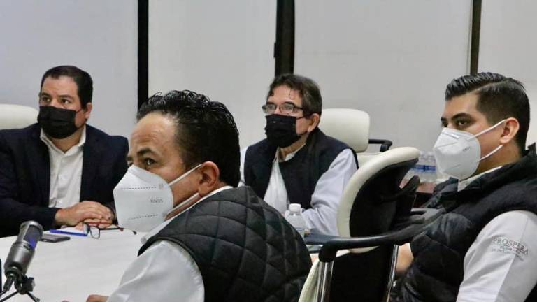 El Secretario de Salud estatal, Héctor Melesio Cuén Ojeda con los responsables de las Jurisdicciones Sanitarias, supervisando la metodología y seguimiento de la aplicación y resultados de las pruebas para COVID-19.
