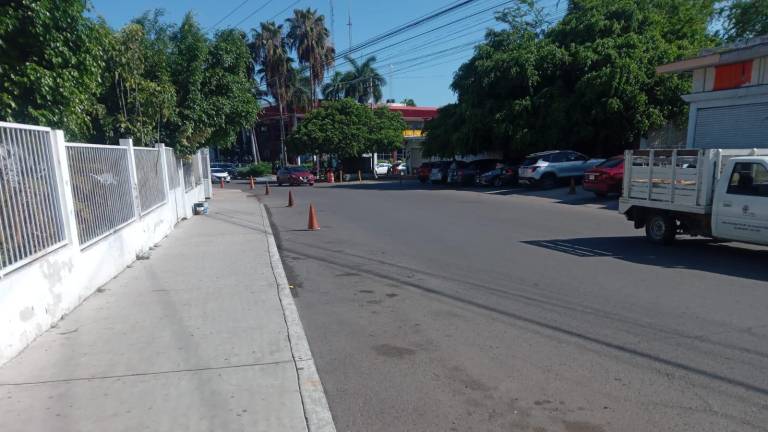 Alrededor de la Unidad Administrativa de Mazatlán, lavacarros apartan lugares para quienes le contratan servicios.