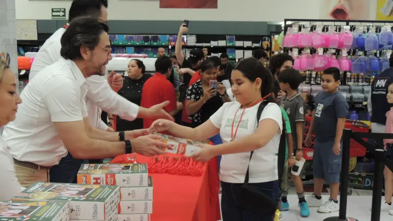 Recompensa Casa Ley a los niños y niñas más sobresalientes