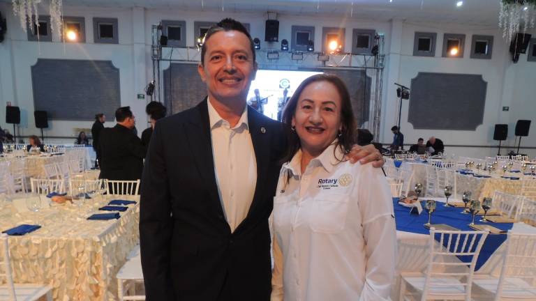 Disfrutan rotarios de queso, pan y vino con causa