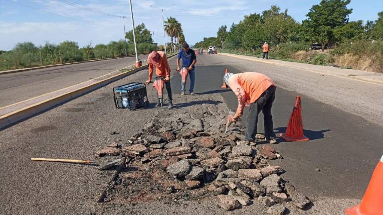 Reparaciones de vialidades en Los Mochis.