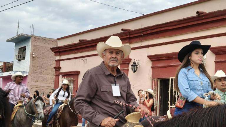 Armando Zúñiga Barrón recibe un homenaje en Chametla con una cabalgata.