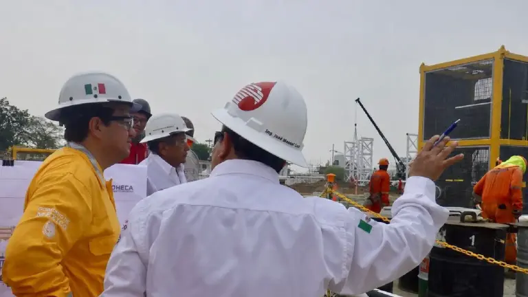 Juan Carlos Carpio Fragoso realizó este sábado sus primeros trabajos de campo al supervisar una obra de la empresa en el Campo Bakté, en Tabasco.