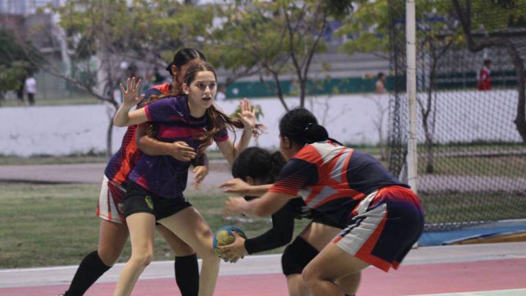 Ponen a prueba jóvenes su destreza en handball y atletismo