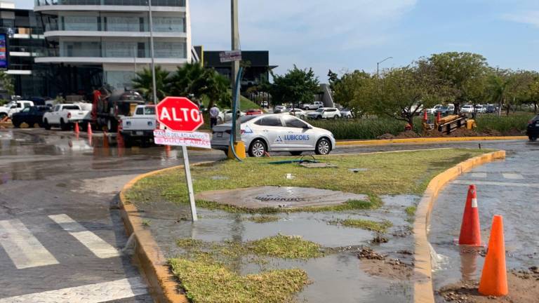 Cientos de litros de aguas se desperdician en el en el cruce de las avenidas Carlos Canseco y Paseo del Atlántico, luego de que personal de una constructora rompió por accidente la línea de presión.