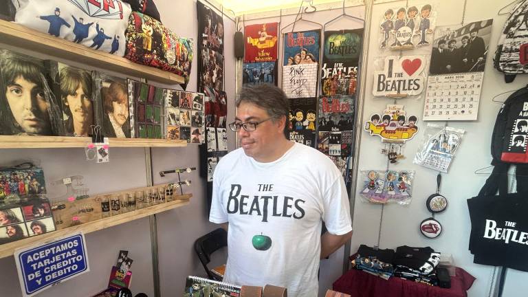 Juan Manuel García, coleccionista con más de 30 años dedicado al legado de The Beatles, participa por primera vez en la FIL Culiacán 2025.