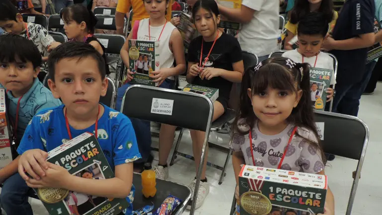 Recompensa Casa Ley a los niños y niñas más sobresalientes