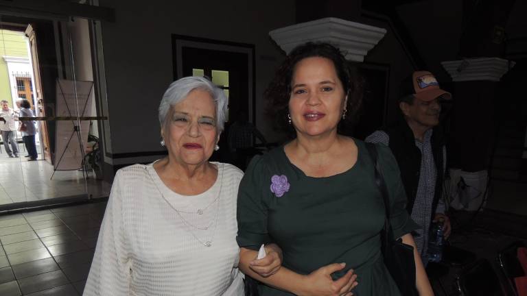 Acompañan a Paulina Salazar en la presentación de su libro