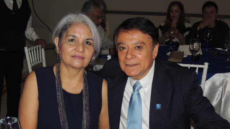 Disfrutan rotarios de queso, pan y vino con causa