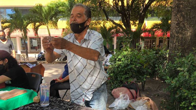 Don Raúl, como buen amante de las matemáticas, encontró la manera de mantener su cerebro en constante desafío, elaborando y resolviendo rompecabezas de metal en sus ratos libres.