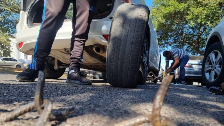 Otros seis vehículos resultan dañados en Culiacán por ponchallantas