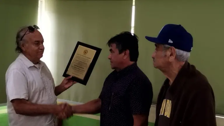 La entrega del reconocimiento se realizó durante la reunión mensual de los Socios Honorarios, en el marco de su asamblea.