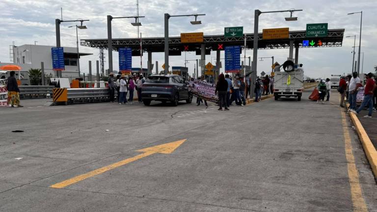 Protesta de integrantes de la CNTE en una caseta de cobro en Morelos.