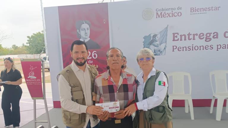 El Gobierno Federal entregó este viernes mil 43 tarjetas del Banco Bienestar correspondientes a las pensiones de adulto mayor y Mujeres Bienestar.