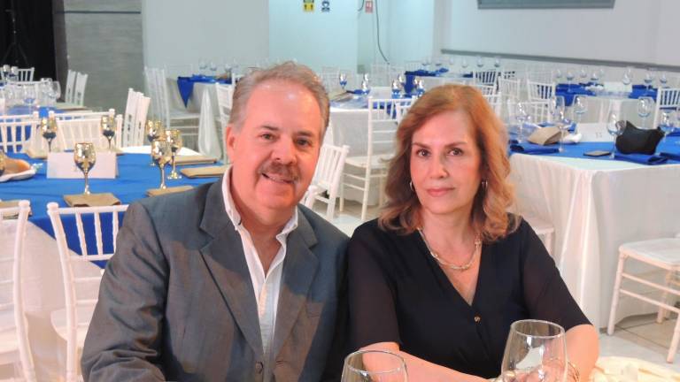 Disfrutan rotarios de queso, pan y vino con causa