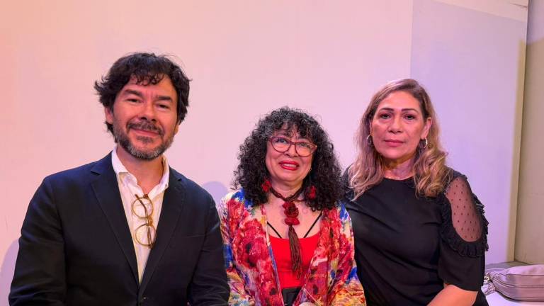 La autora Ana Clavel estuvo acompañada en la presentación por Manuel Díaz y Silvia Michel.