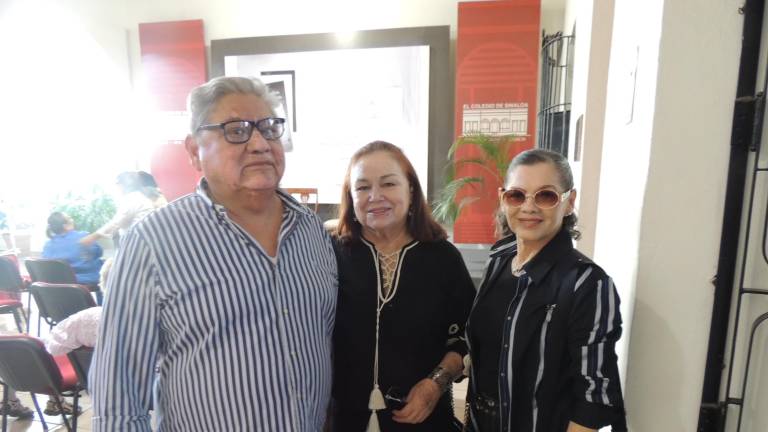 Aplauden la nueva obra de Élmer Mendoza