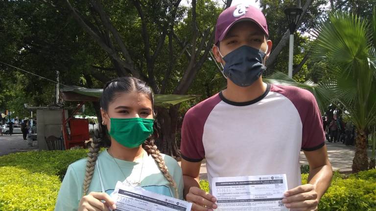 Kimberly Moreno e Iván Margarito Castañeda acuden a aplicarse su vacuna.