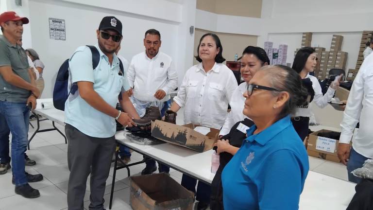 Entrega de uniformes de personal sindicalizado del Ayuntamiento de Mazatlán.