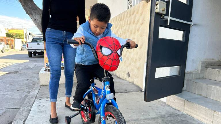 El pequeño Cristhian Alberto no pudo esperar por dar su primer paseo en su nueva bicicleta del “Hombre Araña”, que recibió a través de la campaña “Sé un Rey Mago”.