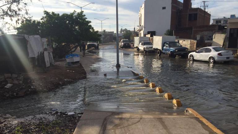 Apagón provoca derrame de aguas negras en la Circunvalación, en Mazatlán