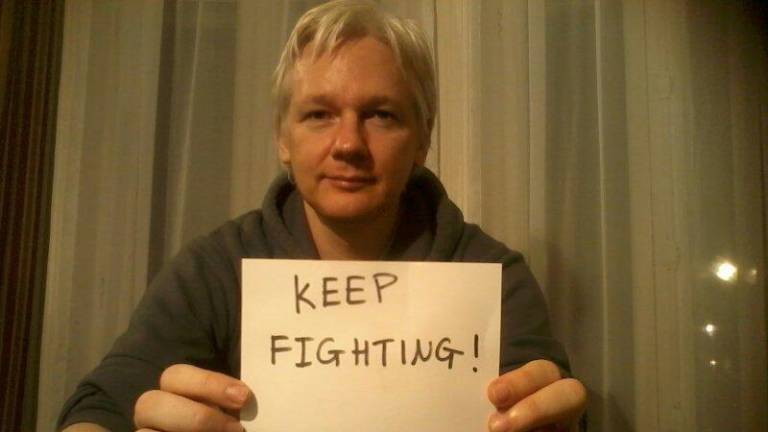 El activista Julian Assange desde su lugar de detención en Inglaterra.