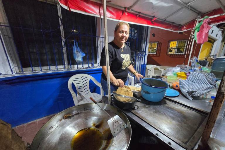 Vanesa da continuidad en Rosario al legado de su madre en la venta de cena
