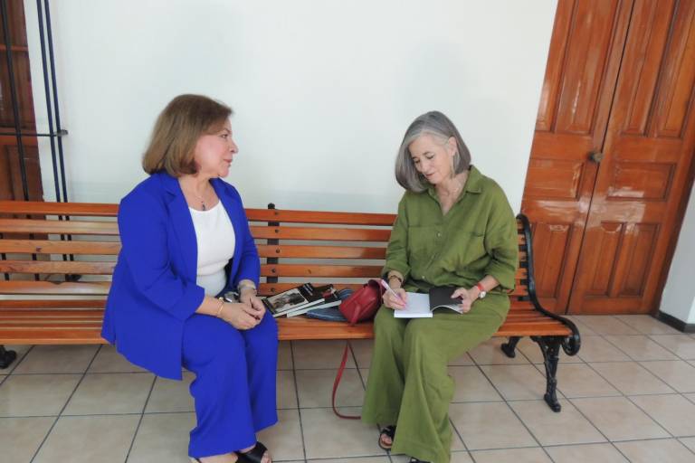 Aplauden lectores la obra de Mónica Lavín